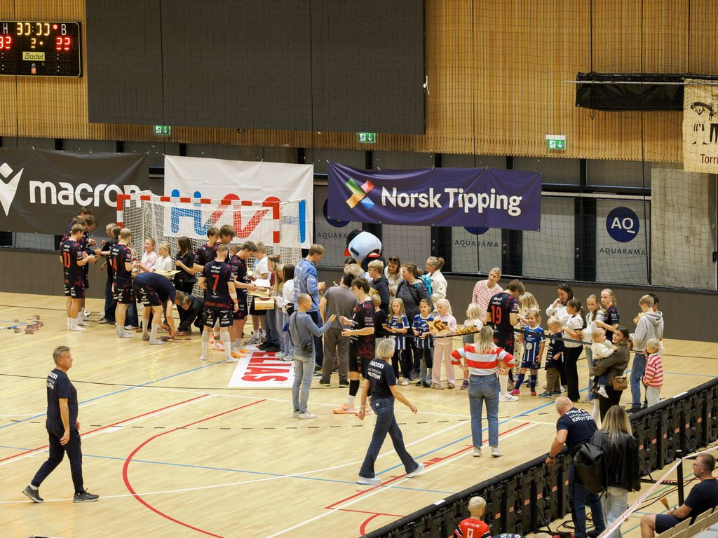 Stor interesse for KRS Topphåndballs profiler etter kampen.